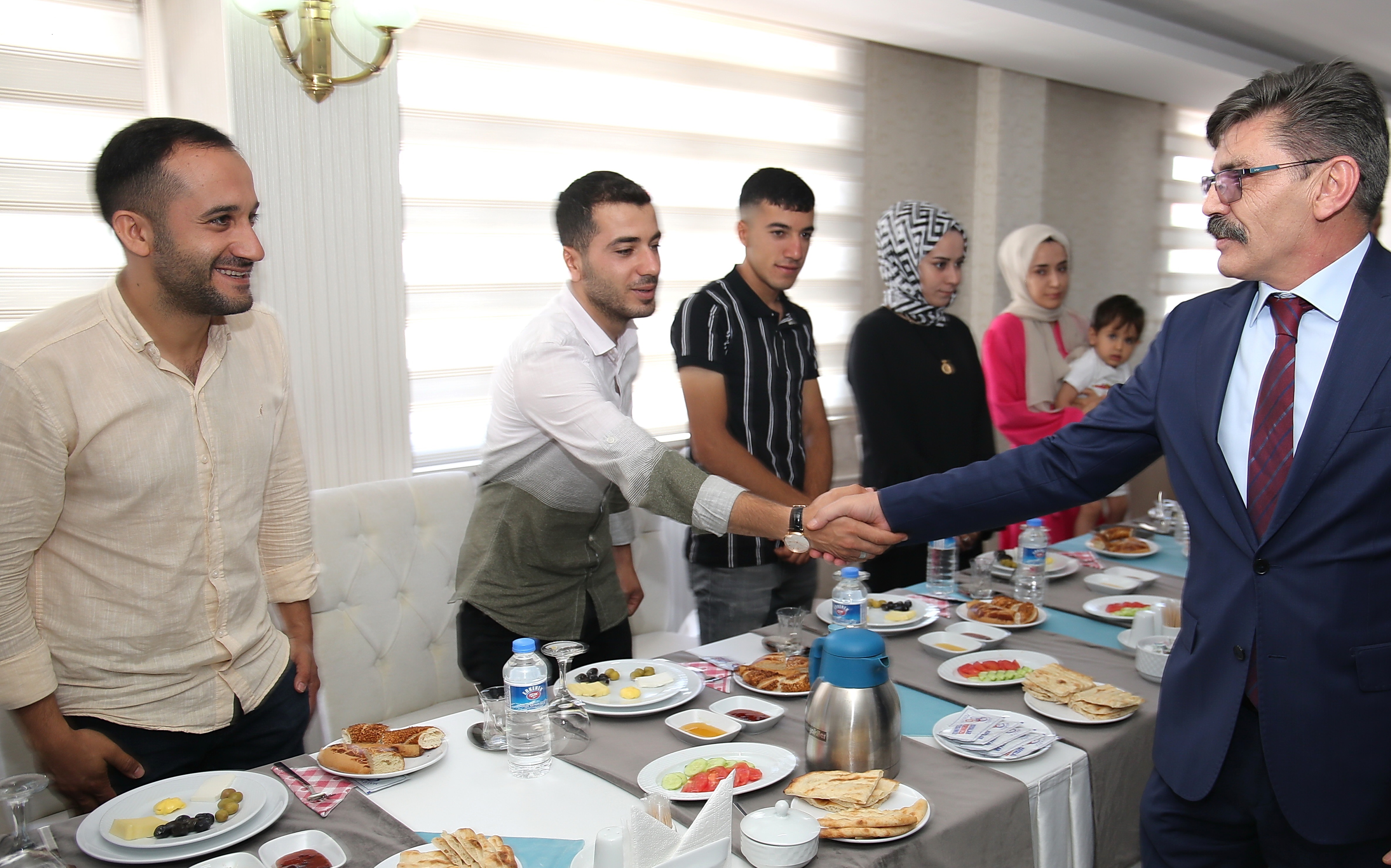 D15 Temmuz Şehit ve Gazi Aileleri Onuruna Polisevinde Kahvaltı Programı Düzenlendi. Bir w