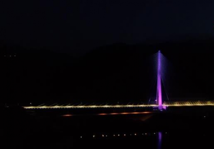 16 şehri birbirine bağlayan Kömürhan Köprüsü ışıklandırmasıyla görsel şölen sunuyor