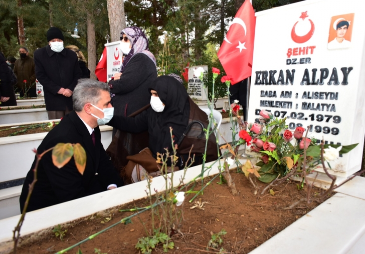 18 Mart Şehitleri Anma Günü Dolayısıyla Şehitlikte Tören Düzenlendi