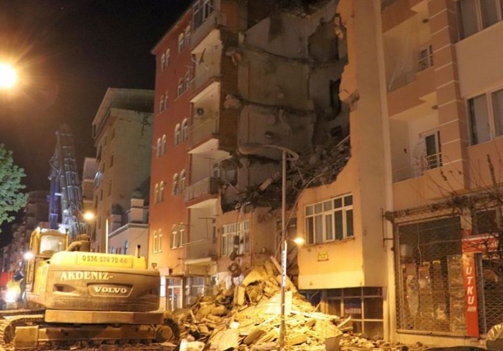 19 Gün Önce Boşaltılan Apartmanda Yıkım