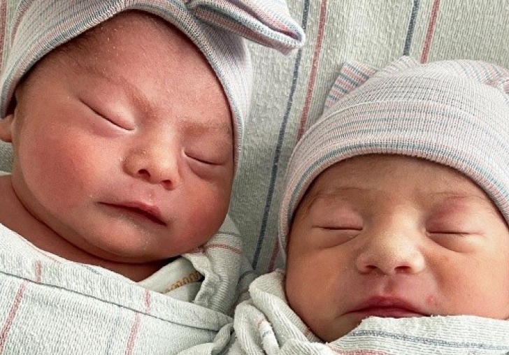 2 milyonda 1 gerçekleşti! İkizler 15 dakika arayla farklı yıllarda doğdu
