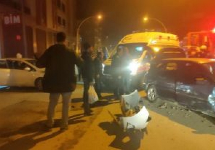 2 Oto Çarpıştı, 1 Kişi Yaralandı