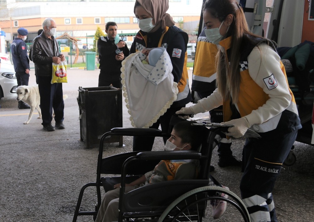 2 otomobil çarpıştı: 1´i bebek, 1´i çocuk 3 yaralı
