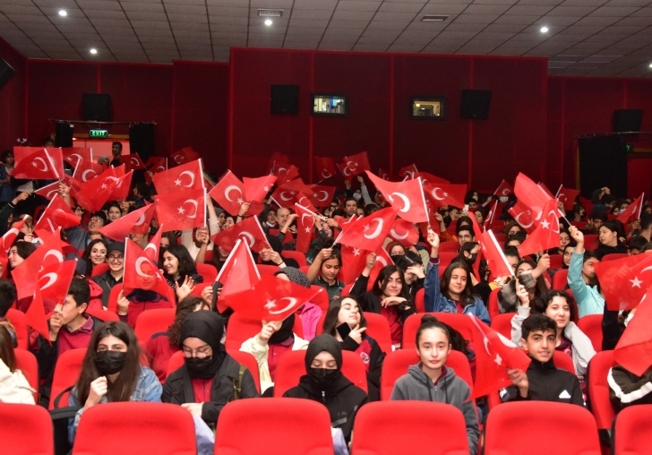 300 ÖĞRENCİ KURTULUŞ HATTI  FİLMİNİ İZLEDİ