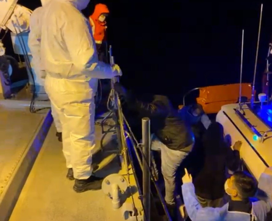 Adada mahsur kalan 36 kaçak mülteci kurtarıldı
