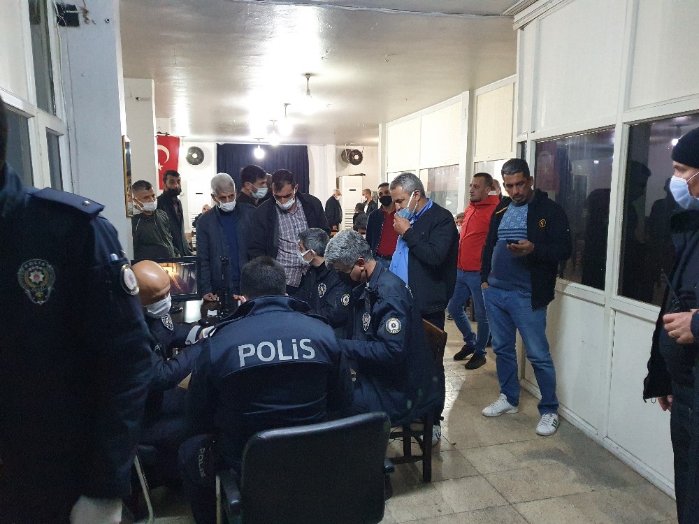 Adana´da kahvehaneye baskın: 37 kişiye sokağa çıkma yasağından ceza kesildi
