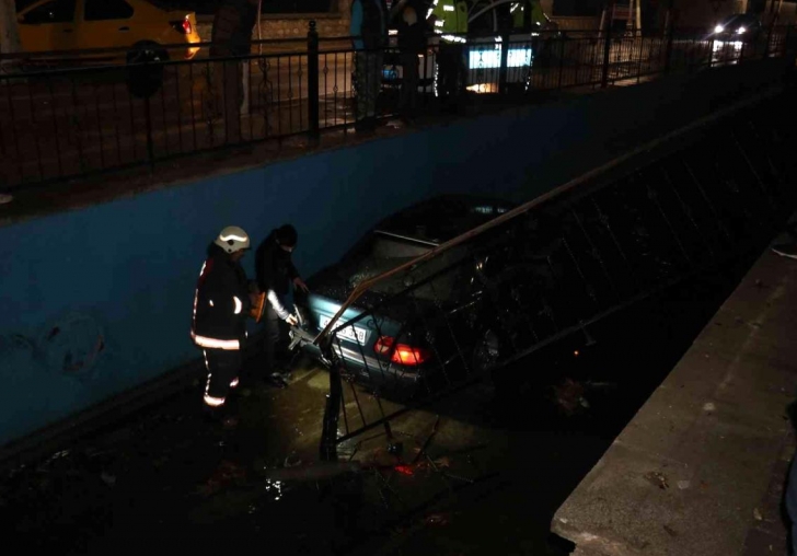 Ağacı yerinden söküp kanala uçtu