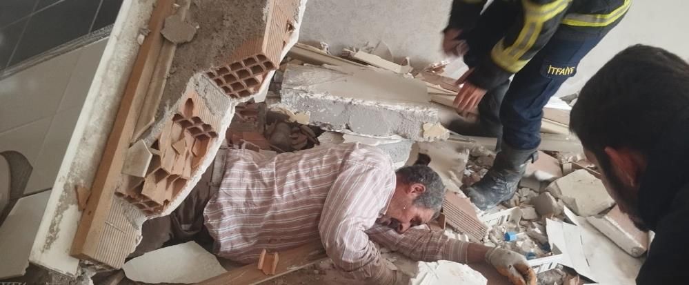 Ağır Hasarlı Binaya Giren Şahsın Üzerine Duvar Düştü!