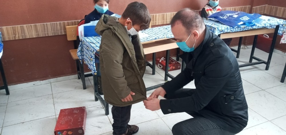 Ağrı Milli Eğitim Müdürü Tekin, ihtiyaç sahibi öğrencilere giyim yardımı dağıttı
