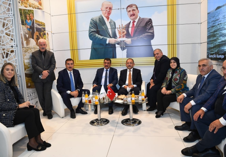 AK PARTİ YEREL YÖNETİMLER BAŞKANI ÖZHASEKİDEN BAŞKAN GÜRKANA HİZMET  ÖVGÜSÜ