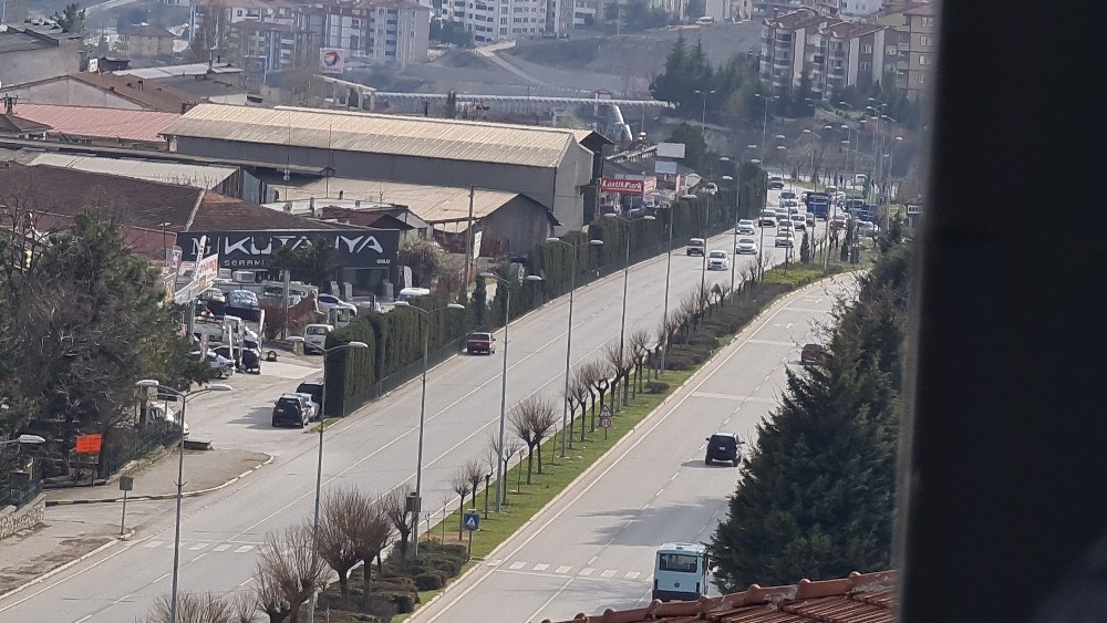 Akan trafiğe rağmen ters yönde tehlikeli yolculuk
