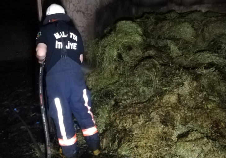  Akaryakıt istasyonu yakınında çıkan ahır yangınına itfaiye ekiplerinden anında müdahale