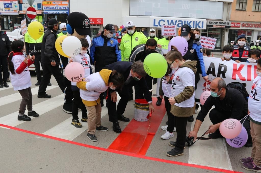 Aksaray´da Vali Aydoğdu öğrencilerle birlikte 