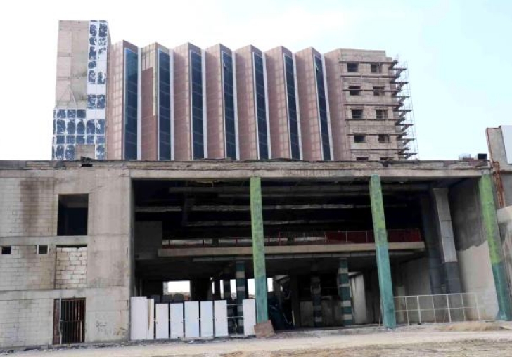 Alışveriş merkezi inşaatında yaralı halde bulundu