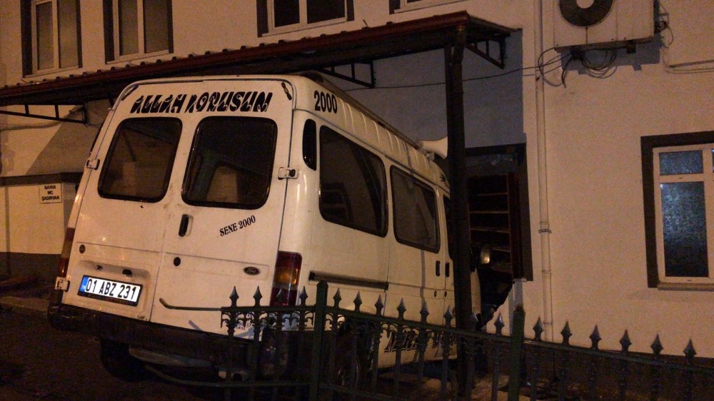 Alkollü sürücü minibüsle camiye girdi
