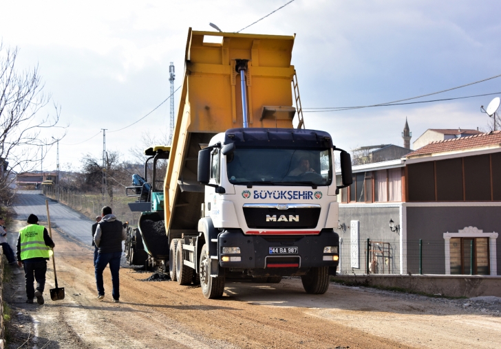 ALT YAPISI TAMAMLANAN BATTALGAZİ  MAHALLESİNDE ASFALT ÇALIŞMALARINA BAŞLANDI