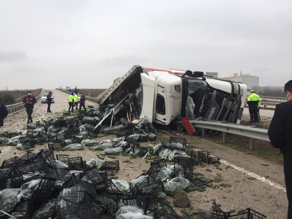 Amasya´da sebze yüklü tır devrildi: 2 ölü
