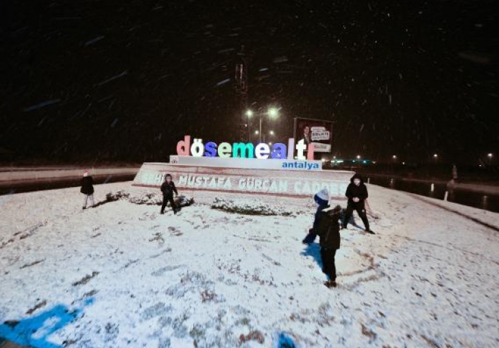 Antalyalılar şaşkın! Kent merkezine 29 yıl sonra kar yağdı