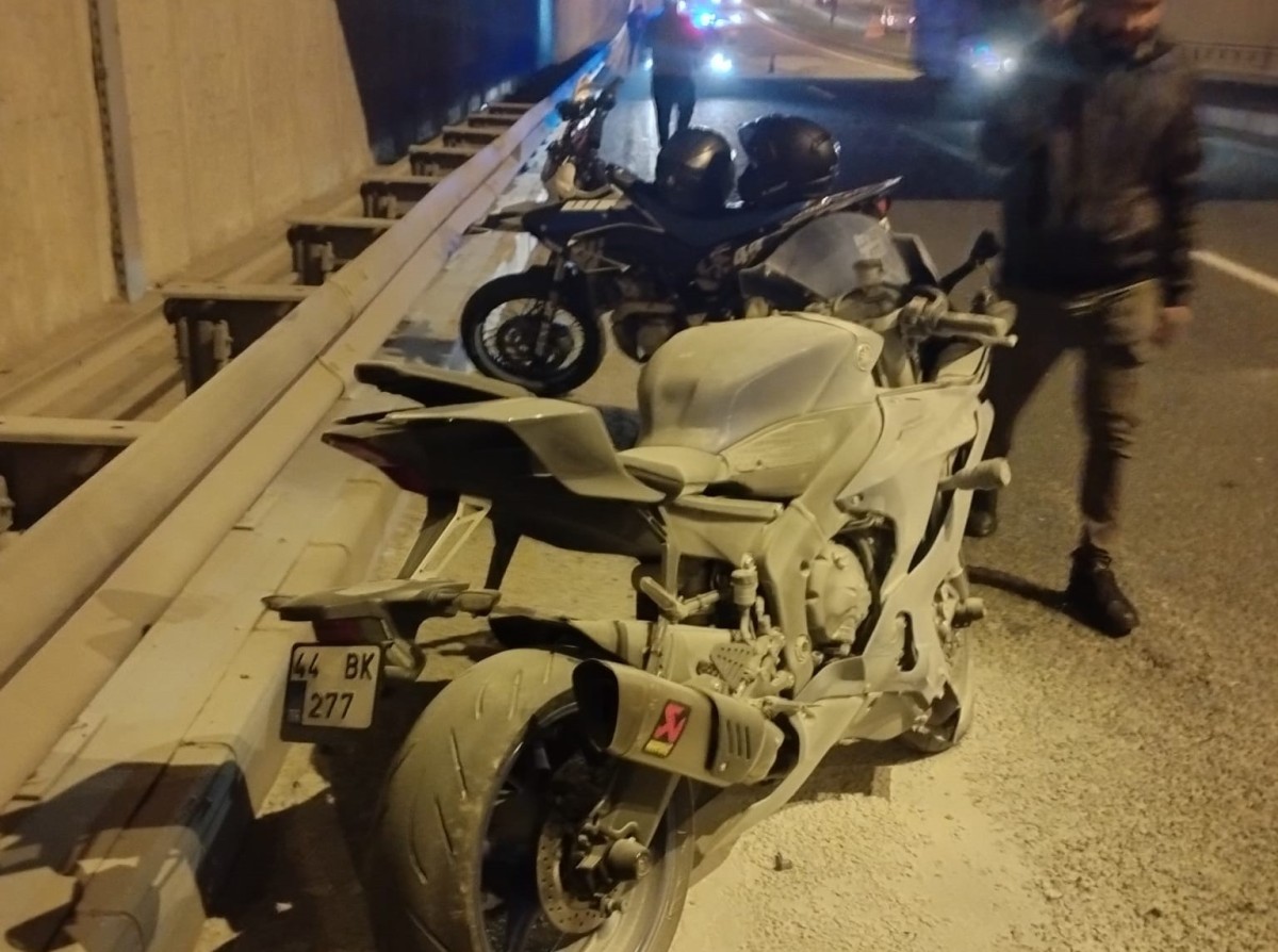 Araca Çarpan Motosikletli Ağır Yaralandı