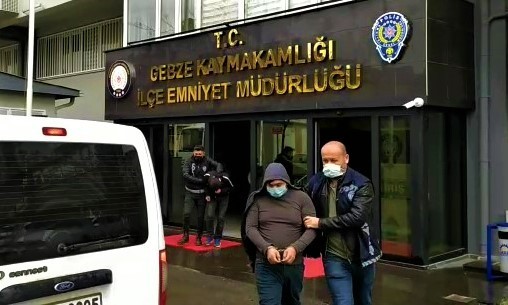 Araçların camını kırıp içindeki ziynet eşyalarını çalan hırsızlar yakalandı

