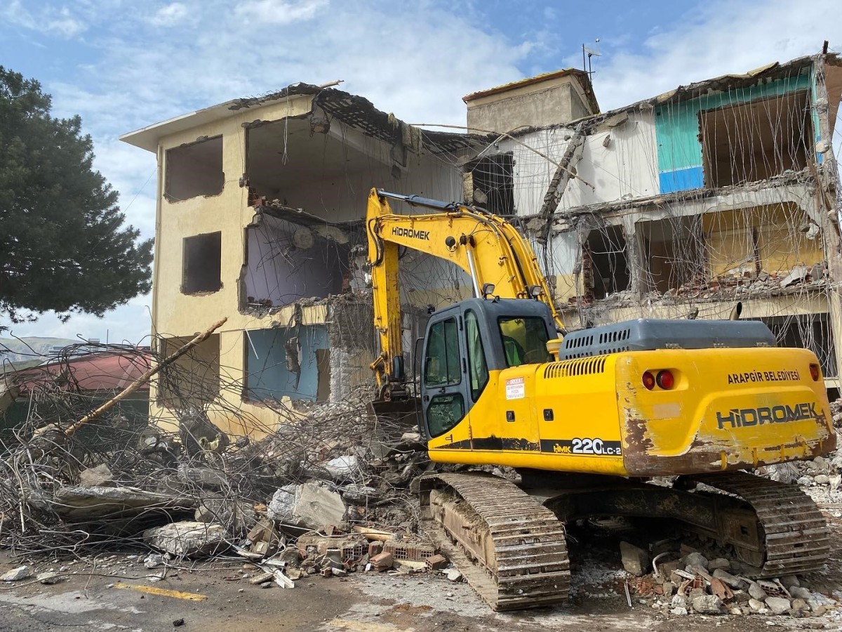 Arapgir Belediye Binası da Yıkıldı