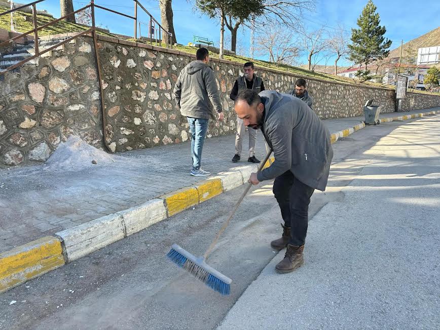 Arapgir Belediyesi Temizlik İşleri Müdürlüğü ekipleri daha temiz bir Arapgir için çalışmaları aralıksız sürüyor.