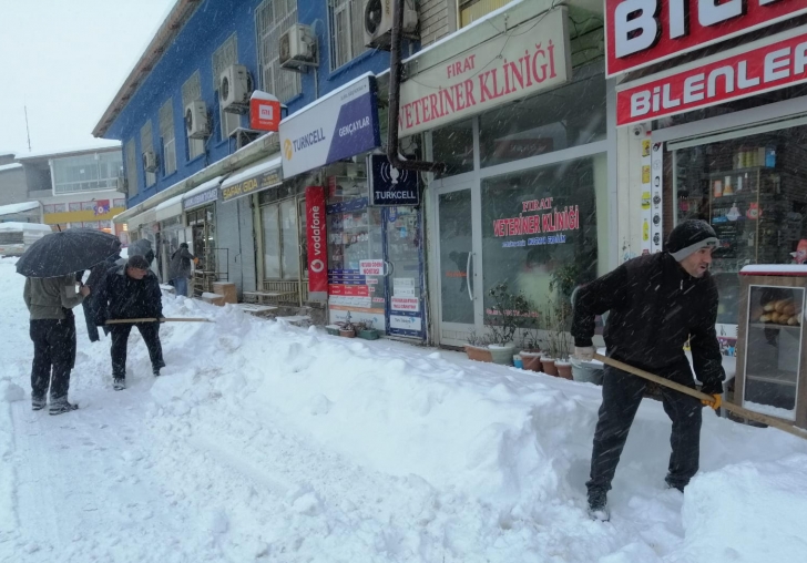 Arapgirde kar yağışı sonrası yollarda çalışma başlatıldı