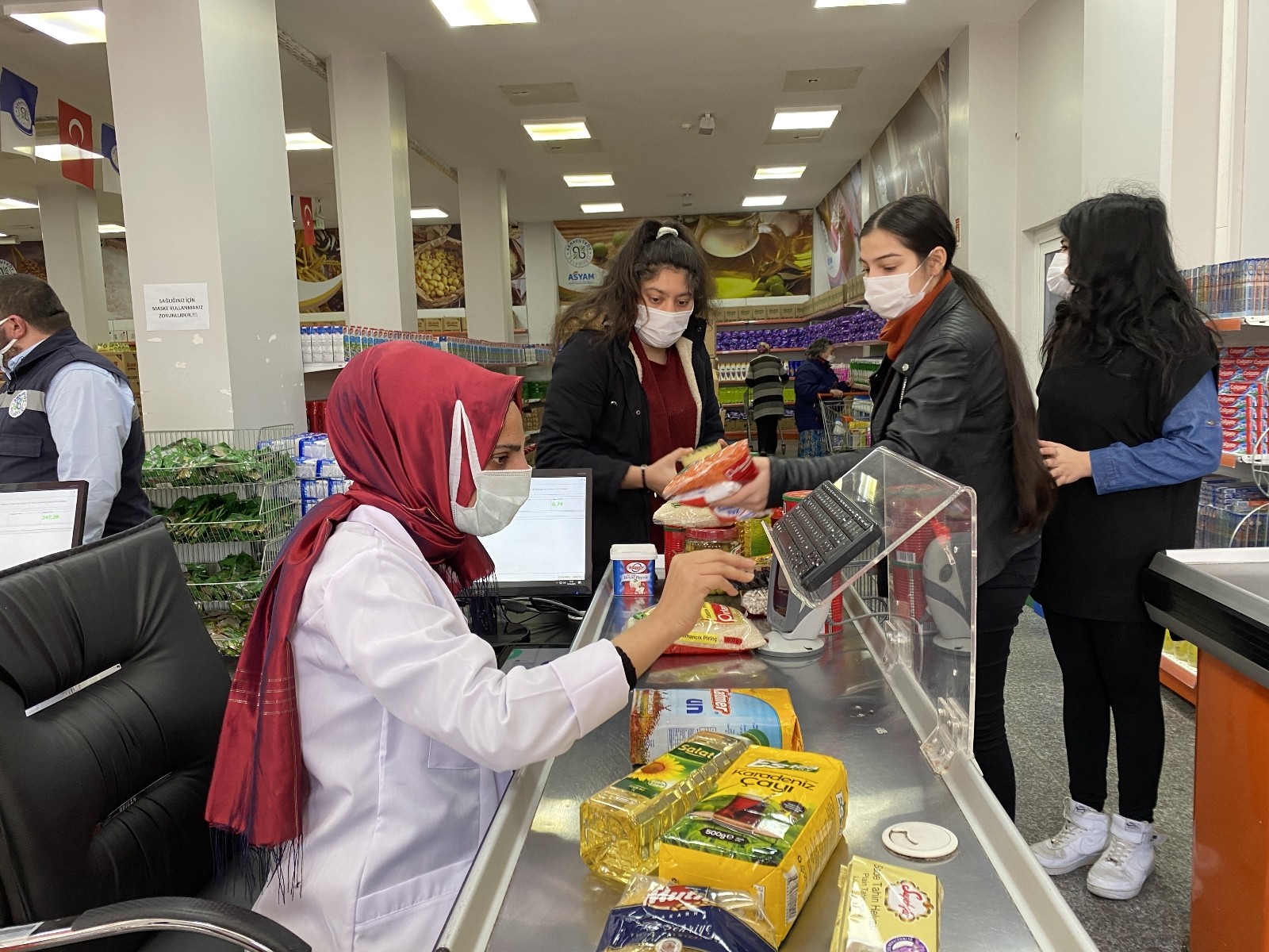 Arnavutköy´de Ramazan dolayısıyla ihtiyaç sahiplerine gıda yardımı
