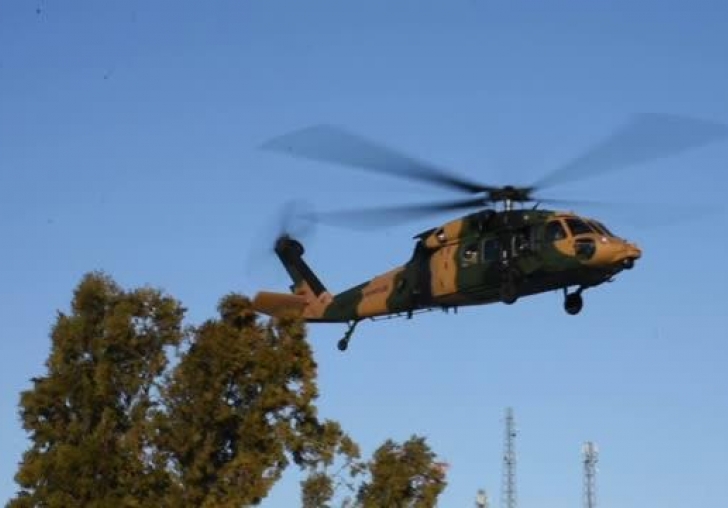 Askeri helikopter kolunu yem karma makinesine kaptıran besici için havalandı