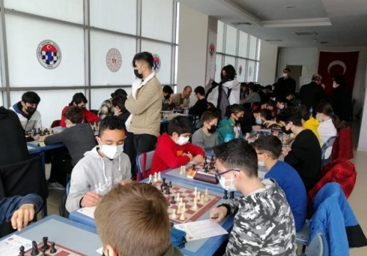 Ataları için satrançta kafa yordular