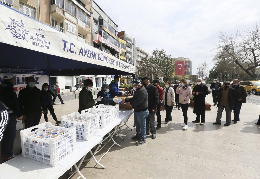 Aydın Büyükşehir Belediyesi Miraç Kandili dolayısıyla vatandaşlara helva dağıttı
