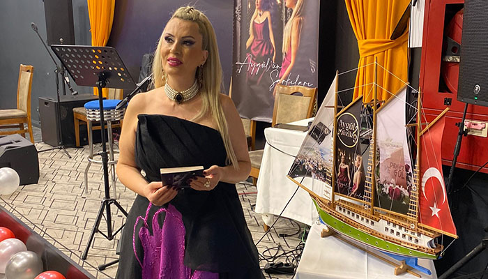 Aygül Yürür Hem Kitabını Hem Şarkısını Tanıttı
