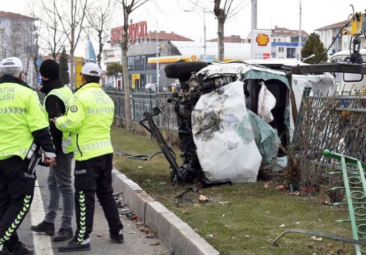 Aynı Bölgede Bu Kez Karşı Şeritte Kaza.. 1'i Ağır 3 Yaralı Var