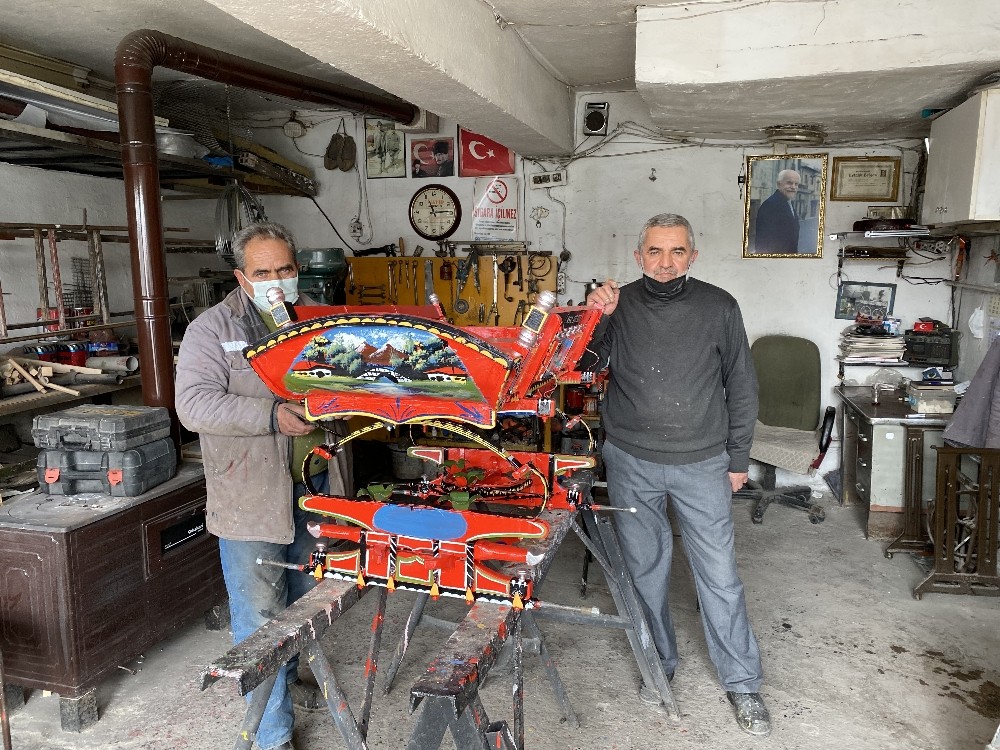 Baba mesleğini minyatür at arabası yaparak yaşatıyorlar

