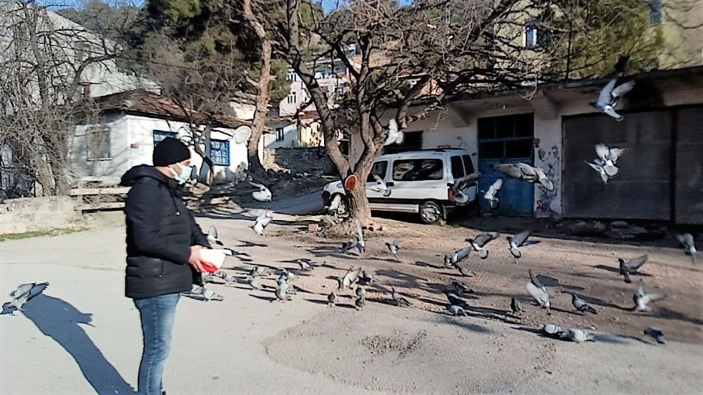Babaannesinin emanetlerine gözü gibi bakıyor
