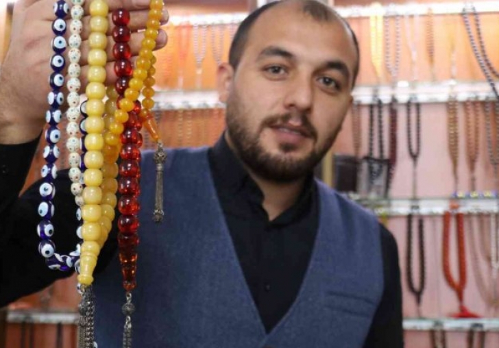 Babadan miras kalan tespih koleksiyonuna gözü gibi bakıyor 