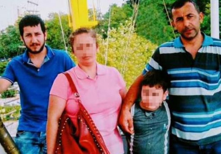 Babasının annesini boğmak üzere olduğunu görünce, bıçakla saldırdı!