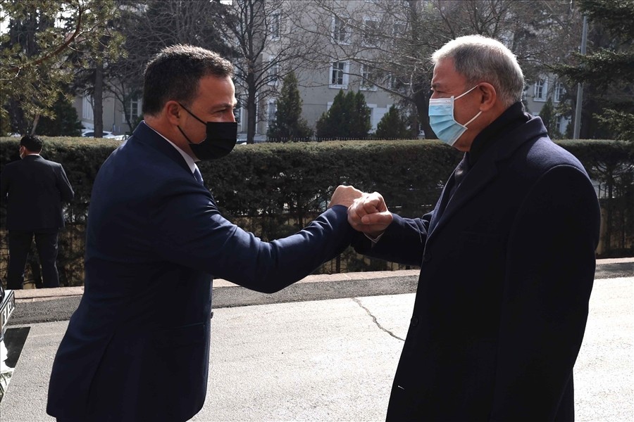 Bakan Akar, Arnavutluk Savunma Bakanı Peleshi ile bir araya geldi
