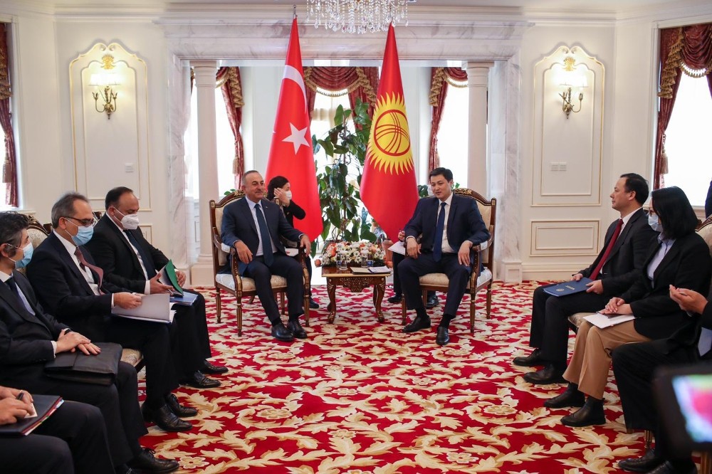 Bakan Çavuşoğlu, Kırgızistan Başbakanı Maripov ile görüştü
