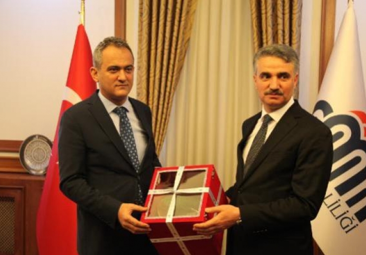 BAKAN ÖZER YÜZ YÜZE EĞİTİME KARARLILIKLA DEVAM EDİYORUZ