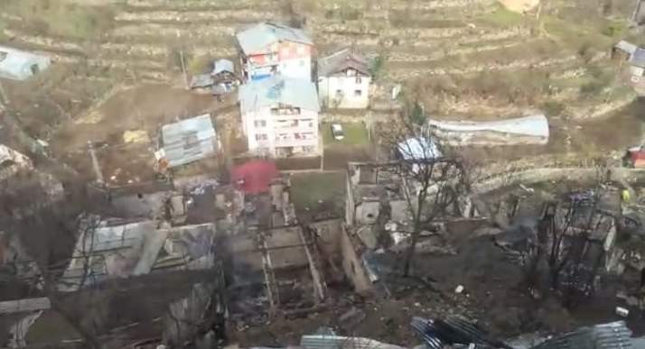 Bakanlar Soylu ve Kurum 60 hanenin yandığı Dereiçi köyünde
