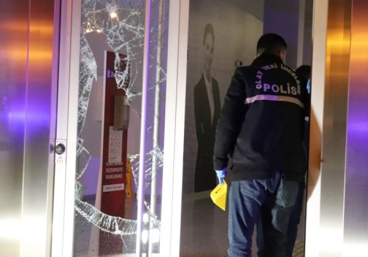 Bankanın Camını Kırdı, Girerken Yakalandı