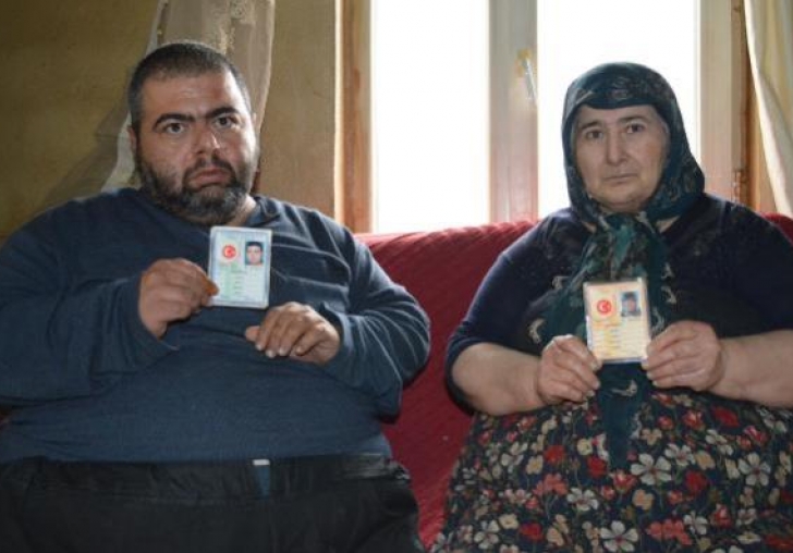 Bankaya gittiğinde hayatının şokunu yaşadı! Ana-oğul ölmediklerini ispat etmeye çalışıyorlar