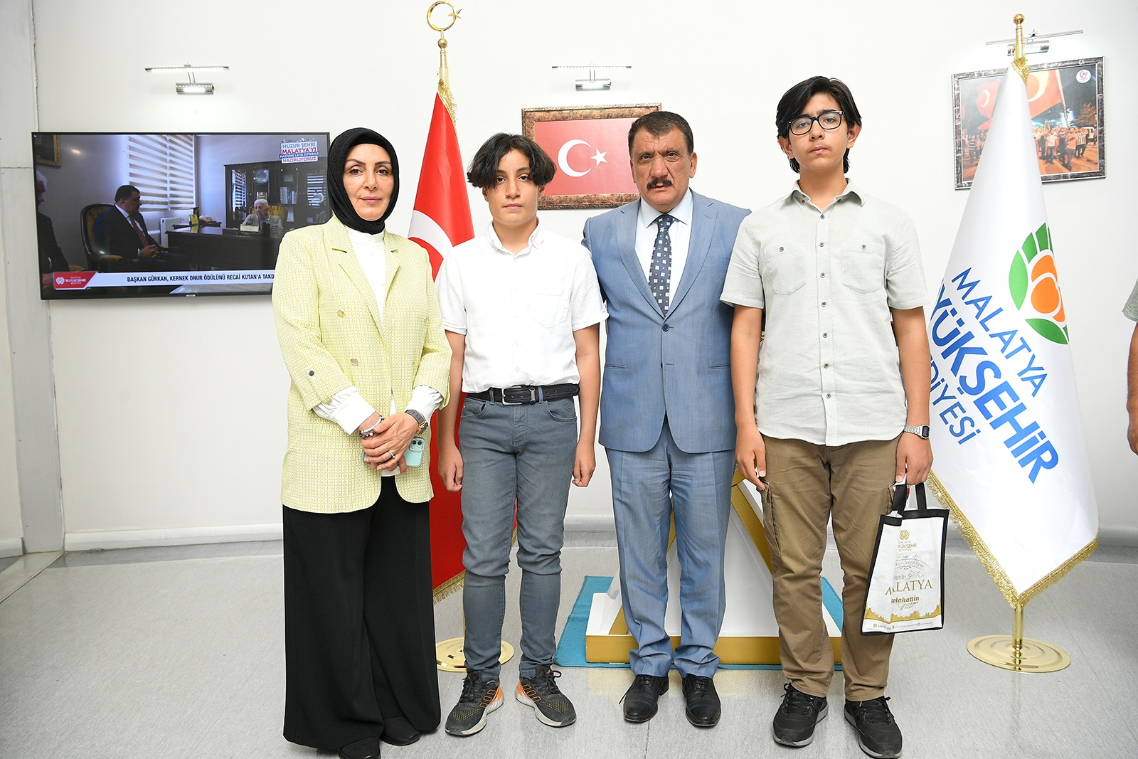 Başarılı Öğrencilerden Başkan  Gürkan'a Ziyaret