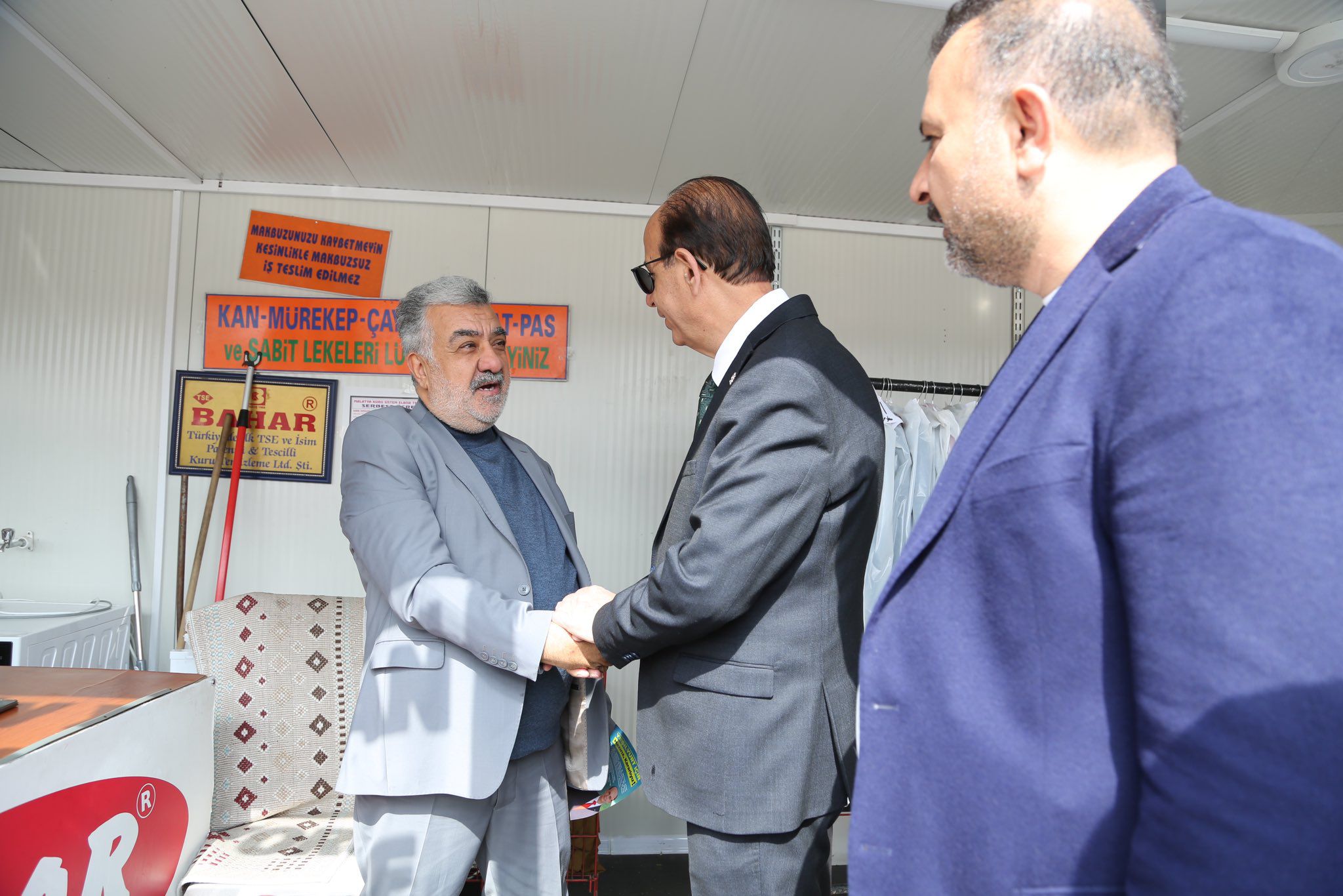 BAŞKAN ADAYI GEÇİT, DEPREMZEDE ESNAFLARI YALNIZ BIRAKMIYOR