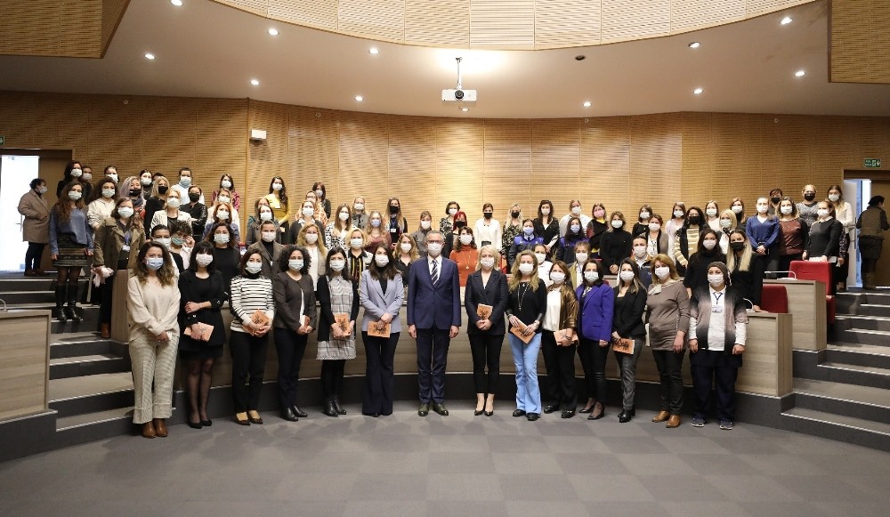 Başkan Arda´dan kadın çalışanlara kitap armağanı
