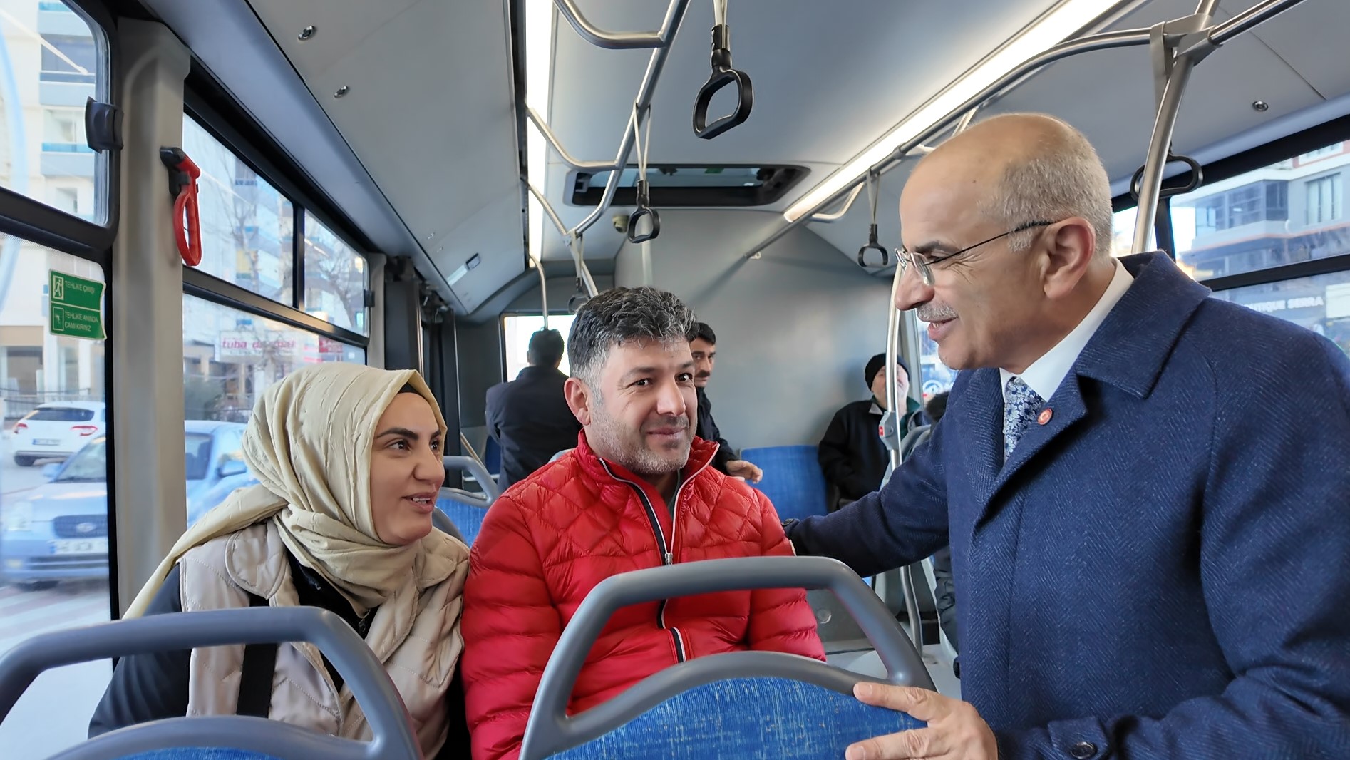 Başkan Er’den 8 Mart Sürprizi: Direksiyonda Kadınlar, Yolcularda Çiçek Var