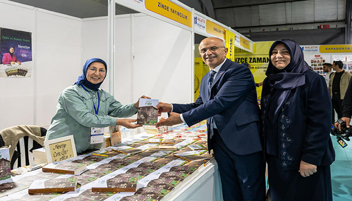Başkan Er Stantları Ziyaret Ederek Yazarlarla Bir Araya Geldi