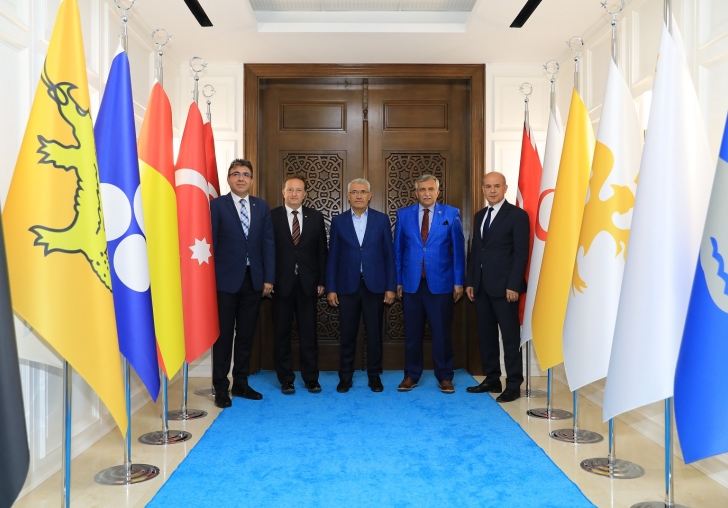 BAŞKAN GÜDER, BALIKESİRDEN GELEN MİSAFİRLERİ TARİHİ MEKANLARDA AĞIRLADI