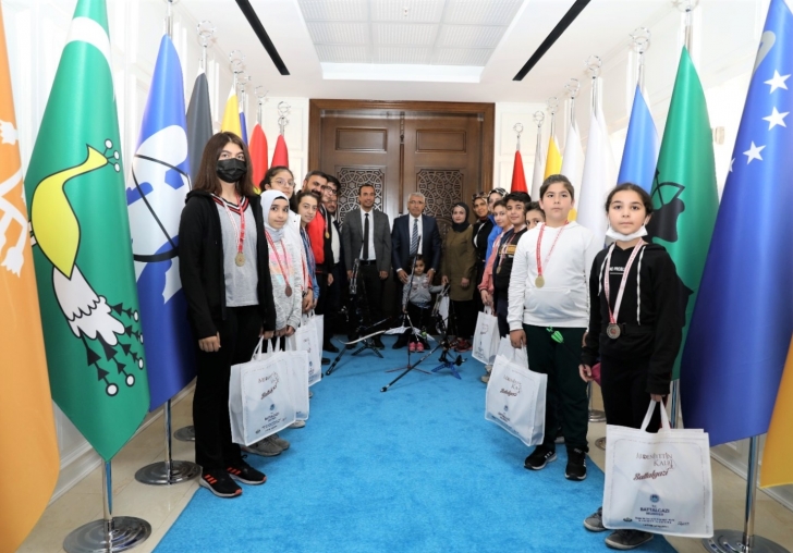 BAŞKAN GÜDER, BAŞARILI SPORCULARLA BULUŞTU